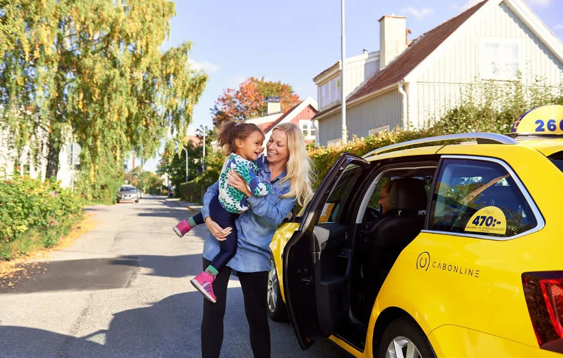 A family next to a Cabonline taxi (photo: Cabonline)